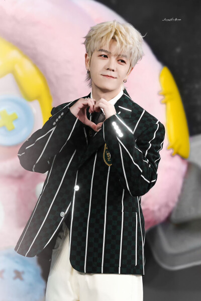 王栎鑫260329 QQ音乐超级巅峰之夜红毯
