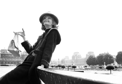 图为1962年，巴黎，手拎2.55手袋的演员Betty Catroux。Betty Catroux Sac 2.55, Paris, 1962, Photograph by Francoise Kirkland © Chanel