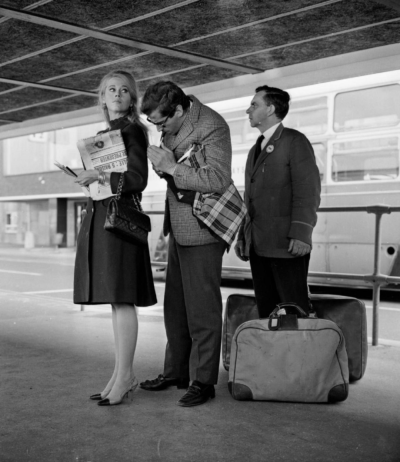 图为1965年，演员简·方达与罗杰·瓦迪姆在伦敦机场。Jane Fonda et Roger Vadim à l'aéroport de Londres, 1965, Photograph by Reg Burkett. Daily Express Hulton Archive Getty Images © Chanel