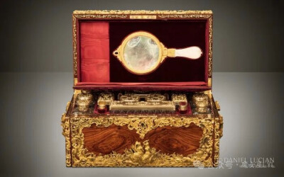 这是Asprey在1851年制作的一个敷料箱，大家来体会下它的奢华。