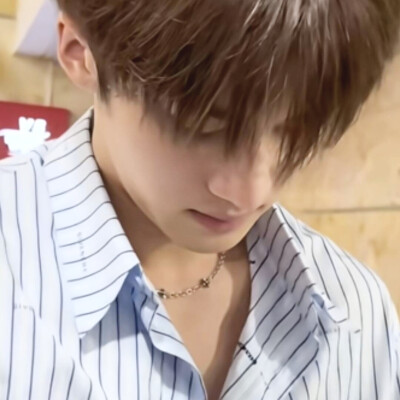 还有一张调了一点亮度的闫桉