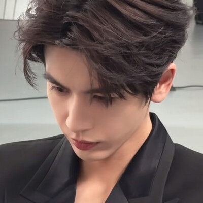 张凌赫
有日系男孩