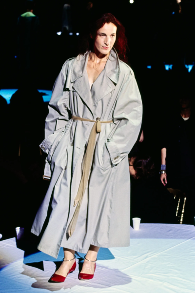 Martin Margiela 2000春夏系列秀场是20个圆桌，模特穿着高跟“消失”的鞋子登场，鞋跟则被丢弃在桌上。
