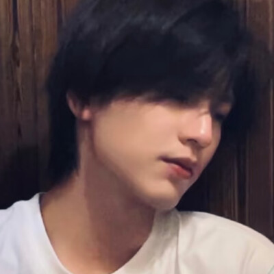 张凌赫
有日系男孩