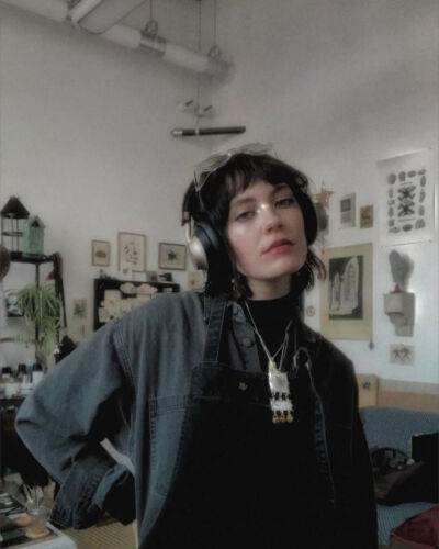 Laura Benson是一位热衷神圣和仪式的多媒体艺术家，来自阿拉巴马的伯明翰，现居科罗拉多，2023年取得艺术实践硕士学位。