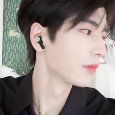 张凌赫
有日系男孩