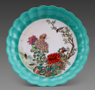 清雍正 景德镇窑绿釉开光粉彩花鸟纹菊瓣形盘
上海博物馆藏
