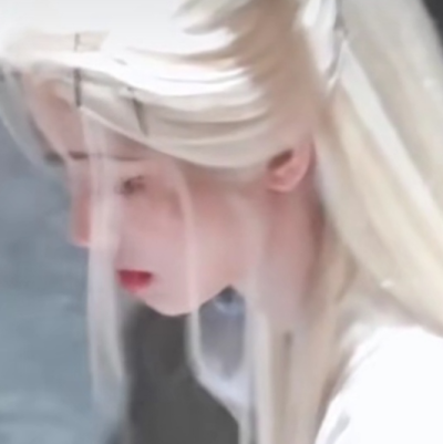 狐狸尾巴露出来啦