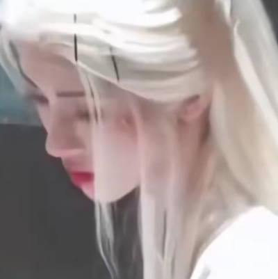 狐狸尾巴露出来啦