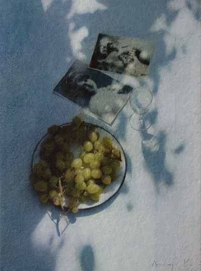 英国艺术家Andrejs Dinvalds （安德烈•丁瓦尔兹） 1970年出生于拉脱维亚里加，曾在波罗地海的媒体公司承担过多个电视频道的视觉设计工作。Andrejs画的通常都是非常简单常见的器皿，水果或者鲜花，多以俯视的角度，…