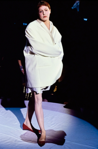 Martin Margiela 2000春夏系列秀场是20个圆桌，模特穿着高跟“消失”的鞋子登场，鞋跟则被丢弃在桌上。
