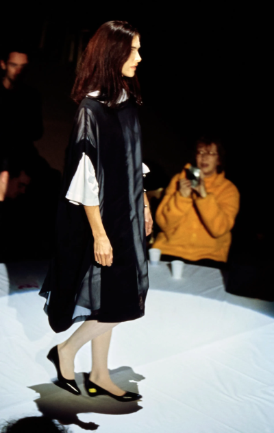 Martin Margiela 2000春夏系列秀场是20个圆桌，模特穿着高跟“消失”的鞋子登场，鞋跟则被丢弃在桌上。
