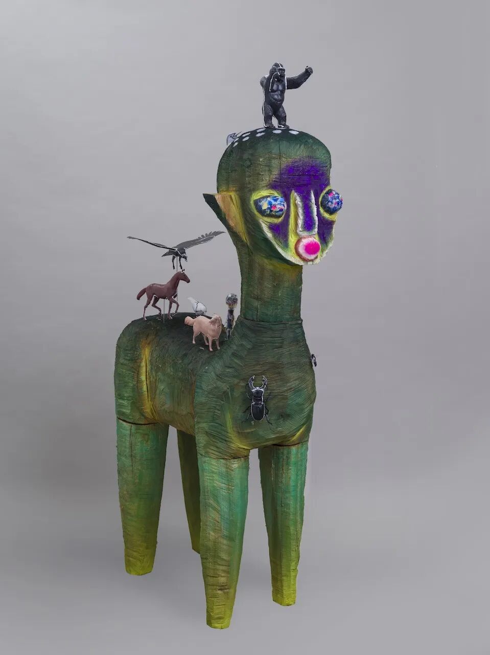 加藤泉《无题》2022年，木、塑料模型、软质乙烯基、丙烯颜料、不锈钢，摄影：冈野圭 ©2022 Izumi Kato   