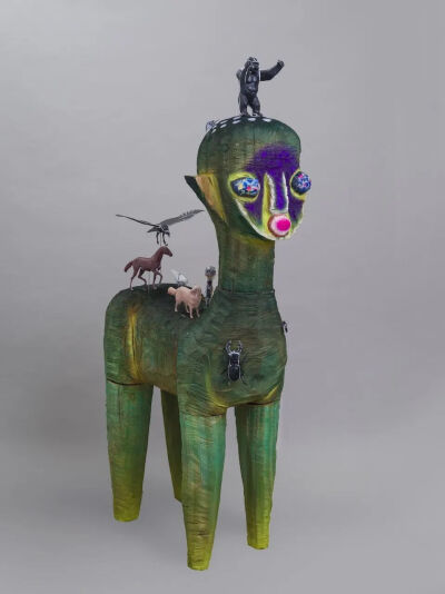 加藤泉《无题》2022年，木、塑料模型、软质乙烯基、丙烯颜料、不锈钢，摄影：冈野圭 ©2022 Izumi Kato   