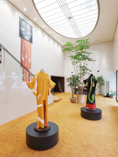 “加藤泉 × Chiso：绘画与和服”的展览现场 ©︎2024 Izumi Kato × CHISO