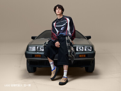 UGG官方微博：
#UGG全球代言人王一博# @王一博·YIBO 上脚示范抓眼又松弛的独特感觉，春夏也UGG！
UGG Heritage Utility Axoid彩壳一脚蹬电光蓝点睛一脚蹬，彩壳刚好够醒目，解锁春夏轻户外，有型不设限。
UGG PeakMo…