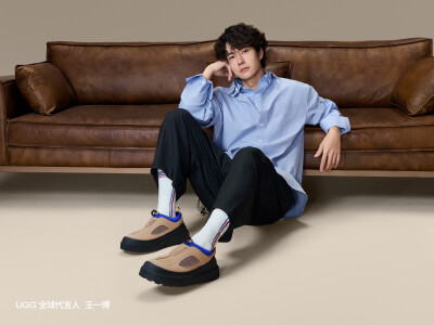 UGG官方微博：
#UGG全球代言人王一博# @王一博·YIBO 上脚示范抓眼又松弛的独特感觉，春夏也UGG！
UGG Heritage Utility Axoid彩壳一脚蹬电光蓝点睛一脚蹬，彩壳刚好够醒目，解锁春夏轻户外，有型不设限。
UGG PeakMo…