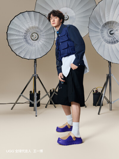 UGG官方微博：
#UGG全球代言人王一博# @王一博·YIBO 上脚示范抓眼又松弛的独特感觉，春夏也UGG！
UGG Heritage Utility Axoid彩壳一脚蹬电光蓝点睛一脚蹬，彩壳刚好够醒目，解锁春夏轻户外，有型不设限。
UGG PeakMo…