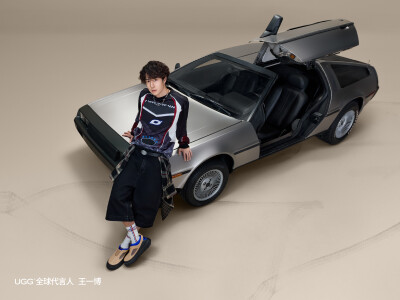 UGG官方微博：
#UGG全球代言人王一博# @王一博·YIBO 上脚示范抓眼又松弛的独特感觉，春夏也UGG！
UGG Heritage Utility Axoid彩壳一脚蹬电光蓝点睛一脚蹬，彩壳刚好够醒目，解锁春夏轻户外，有型不设限。
UGG PeakMo…