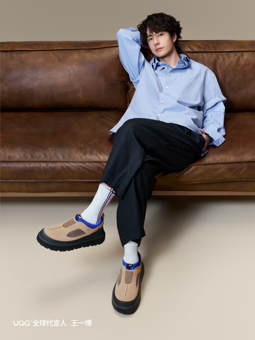 UGG官方微博：
#UGG全球代言人王一博# @王一博·YIBO 上脚示范抓眼又松弛的独特感觉，春夏也UGG！
UGG Heritage Utility Axoid彩壳一脚蹬电光蓝点睛一脚蹬，彩壳刚好够醒目，解锁春夏轻户外，有型不设限。
UGG PeakMod Breathe彩壳克罗格电光蓝彩壳底，搭配克罗格半拖，自在有型。
#FeelsLikeUGG# #UGG茸系青年# #UGGMEN# #春夏也UGG#