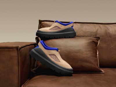 UGG官方微博：
#UGG全球代言人王一博# @王一博·YIBO 上脚示范抓眼又松弛的独特感觉，春夏也UGG！
UGG Heritage Utility Axoid彩壳一脚蹬电光蓝点睛一脚蹬，彩壳刚好够醒目，解锁春夏轻户外，有型不设限。
UGG PeakMo…