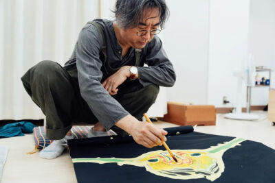 加藤泉与京都百年品牌Chiso合作和服系列，他用传统的友禅技法绘制出独特的“人形”图案。摄影：Mitsuru Wakabayashi，