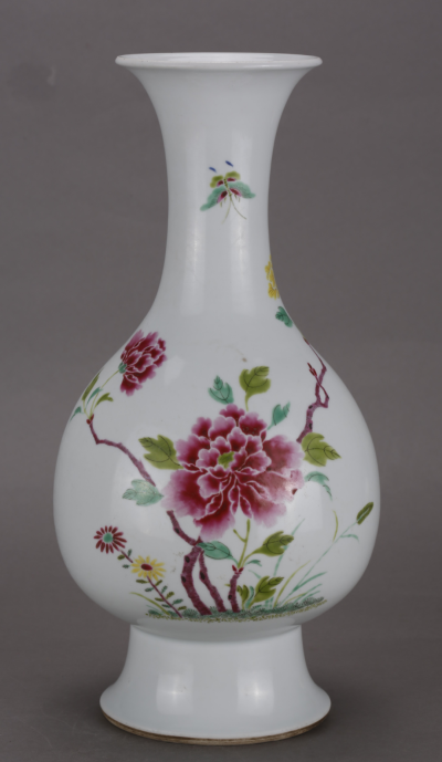 清雍正 粉彩牡丹花蝶纹琵琶尊
观复博物馆藏
