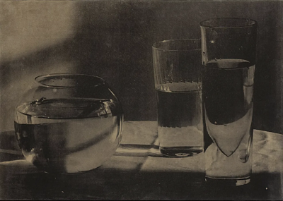 波比·琼斯是一位英国当代具象画家，以兼具写实基础与松动笔触的人物绘画而受到关注。她的创作立足于直接观察与写生传统，同时融入更为当代的绘画意识，使作品在结构准确与表现自由之间形成平衡。