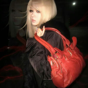 手机滑过屏幕她又更新照片