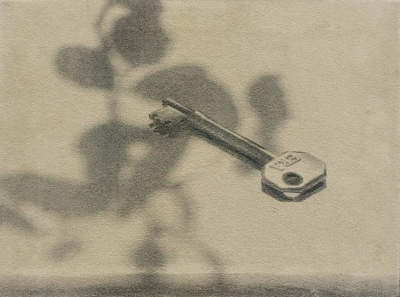 波比·琼斯是一位英国当代具象画家，以兼具写实基础与松动笔触的人物绘画而受到关注。她的创作立足于直接观察与写生传统，同时融入更为当代的绘画意识，使作品在结构准确与表现自由之间形成平衡。