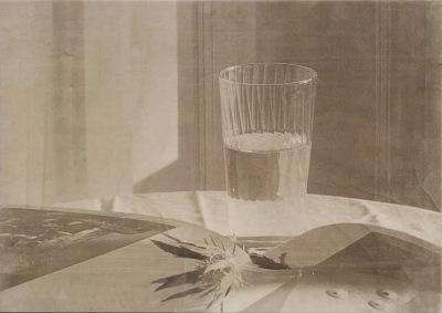 波比·琼斯是一位英国当代具象画家，以兼具写实基础与松动笔触的人物绘画而受到关注。她的创作立足于直接观察与写生传统，同时融入更为当代的绘画意识，使作品在结构准确与表现自由之间形成平衡。