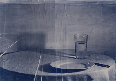 波比·琼斯是一位英国当代具象画家，以兼具写实基础与松动笔触的人物绘画而受到关注。她的创作立足于直接观察与写生传统，同时融入更为当代的绘画意识，使作品在结构准确与表现自由之间形成平衡。