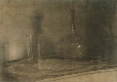 波比·琼斯是一位英国当代具象画家，以兼具写实基础与松动笔触的人物绘画而受到关注。她的创作立足于直接观察与写生传统，同时融入更为当代的绘画意识，使作品在结构准确与表现自由之间形成平衡。