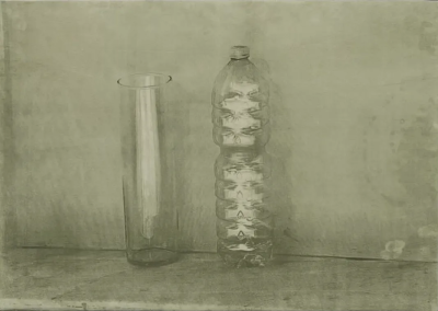 波比·琼斯是一位英国当代具象画家，以兼具写实基础与松动笔触的人物绘画而受到关注。她的创作立足于直接观察与写生传统，同时融入更为当代的绘画意识，使作品在结构准确与表现自由之间形成平衡。