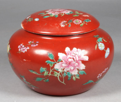 清嘉庆 珊瑚红地粉彩折枝花卉纹围棋罐
观复博物馆藏
