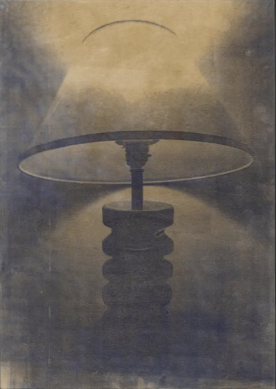 波比·琼斯是一位英国当代具象画家，以兼具写实基础与松动笔触的人物绘画而受到关注。她的创作立足于直接观察与写生传统，同时融入更为当代的绘画意识，使作品在结构准确与表现自由之间形成平衡。