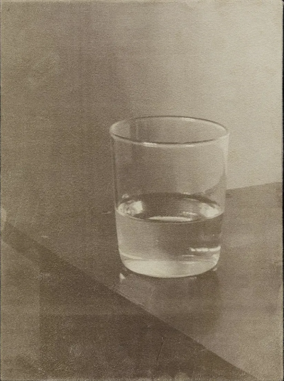 波比·琼斯是一位英国当代具象画家，以兼具写实基础与松动笔触的人物绘画而受到关注。她的创作立足于直接观察与写生传统，同时融入更为当代的绘画意识，使作品在结构准确与表现自由之间形成平衡。