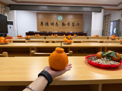 出来开会我就这样：
（把老校长吃了