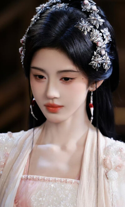 鞠婧祎《月鳞绮纪》露芜衣