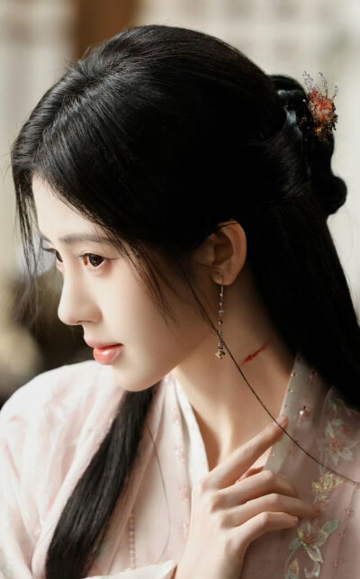 鞠婧祎《月鳞绮纪》露芜衣