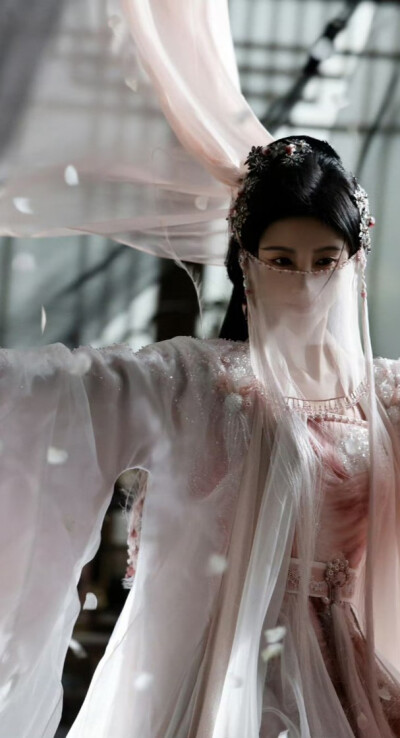 鞠婧祎《月鳞绮纪》露芜衣