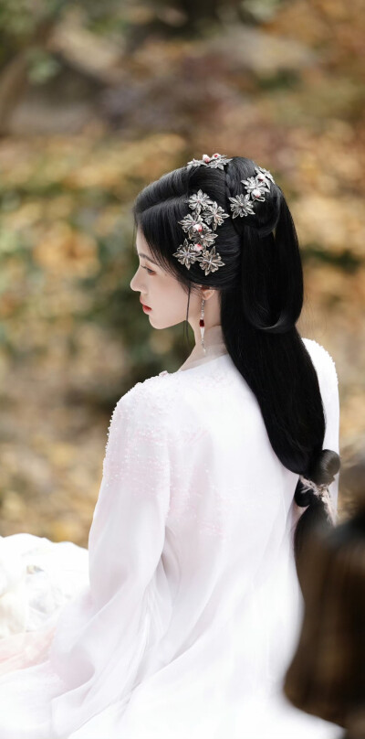 鞠婧祎《月鳞绮纪》露芜衣