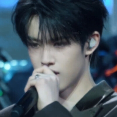 @甜尧: 这世间大抵唯有思念不可被消解，反而会在某个深的夜，被反复横跳。哭红的眼，潮湿的枕，心口被揉得发疼，呼吸带着窒息的涩。可我又该怎么告诉你，我是如此的需要你，如此的思念着你呢