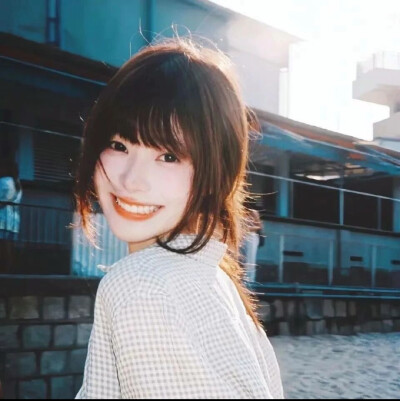 不希望你心事重重 希望你像晴天一样明媚 天天开心
