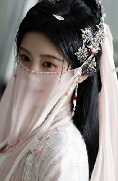 鞠婧祎《月鳞绮纪》露芜衣