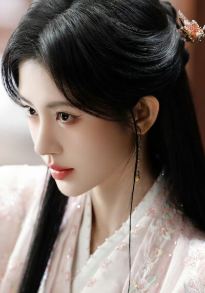 鞠婧祎《月鳞绮纪》露芜衣