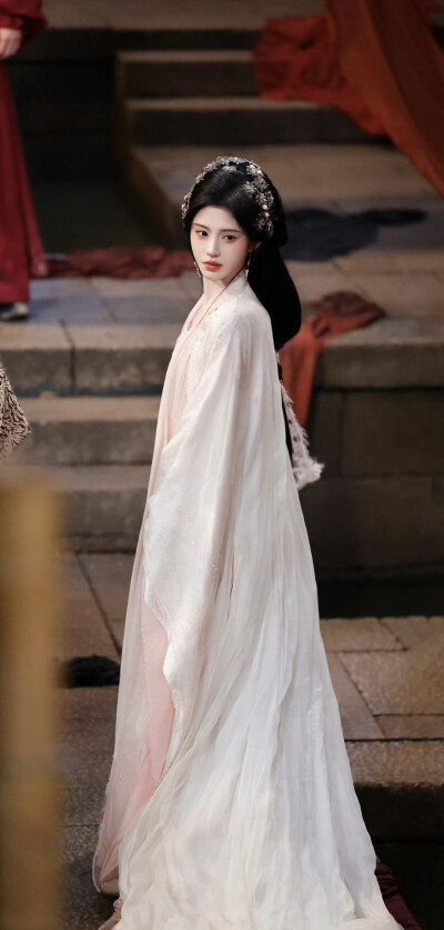 鞠婧祎《月鳞绮纪》露芜衣