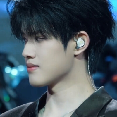 @甜尧: 这世间大抵唯有思念不可被消解，反而会在某个深的夜，被反复横跳。哭红的眼，潮湿的枕，心口被揉得发疼，呼吸带着窒息的涩。可我又该怎么告诉你，我是如此的需要你，如此的思念着你呢