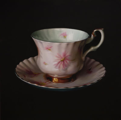 罗伯特·罗素（美国）的作品带有强烈的“概念写实主义”（Conceptual Realism）气质，一方面画工精细、写实风格明显，另一方面他用作品表达记忆、身份、欲望与真实性等主题。他经常以看似平凡或温馨的日常物品、瓷器…