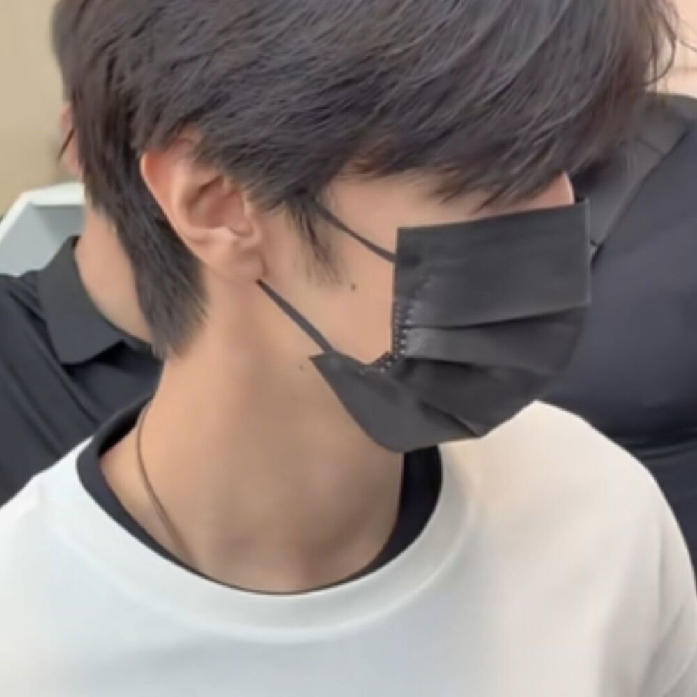 依旧口罩男出街